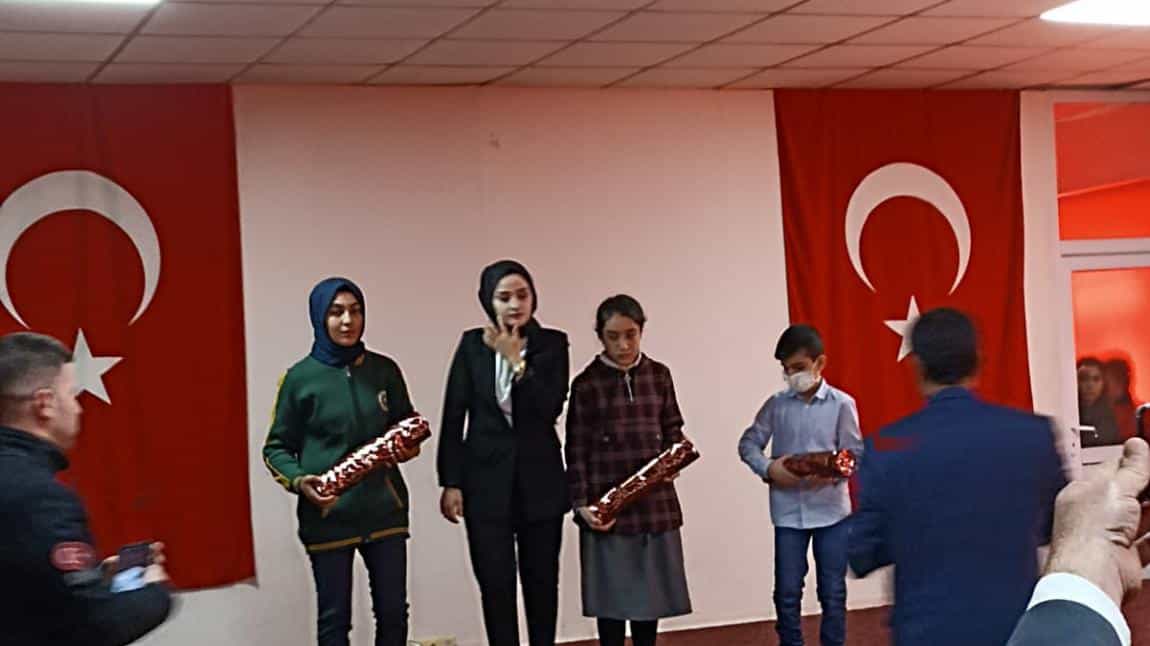 12 Mart İstiklal Marşı'nın kabulünün 101. yılı ve Mehmet Âkif Ersoy'u Anma dolasıyla şiir dalında dereceye giren öğrencimiz ödülünü aldı 